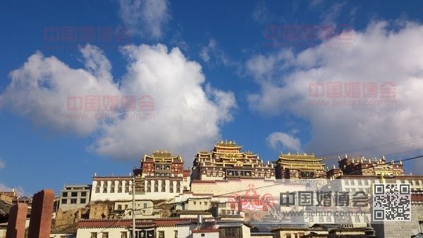 一早前往有小布達拉宮之稱的 松贊林寺,畢竟是佛門聖地,只能拍一下