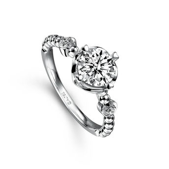 六福珠宝：「爱很美」  18K金钻石戒指（价格面议，具体咨询商家）